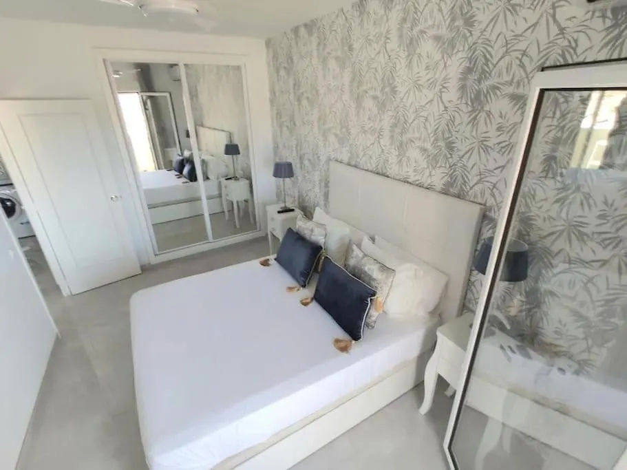 Lux. Frontbeach-Terrace. 5 Pools.Tv. 2 A.C.Netflix Benalmádena